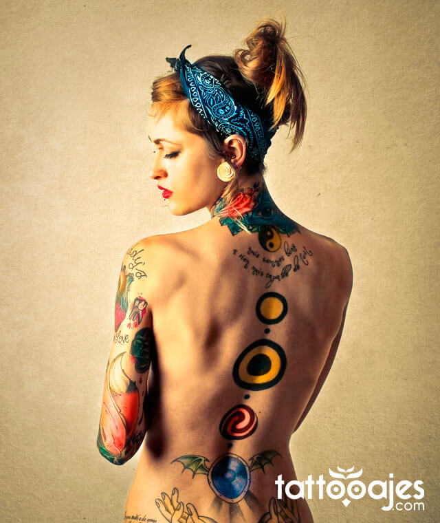 mujer tatuada en la espalda