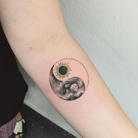 Tatuaje Yin & Yang Brazo Sol y Luna